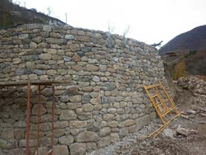 Muro que se está construyendo en la Coteruca del Rilón