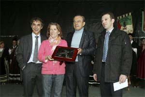 Montse Miragalla recibiendo el premio de manos del Consejero de Cultura