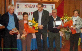 El Alcalde de Cillorigo de Liébana con los premiados de dicho Ayuntamiento