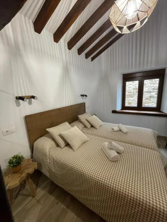 Un dormitorio con una cama grande con una almohada encima. en Cabaña Los Tejos,