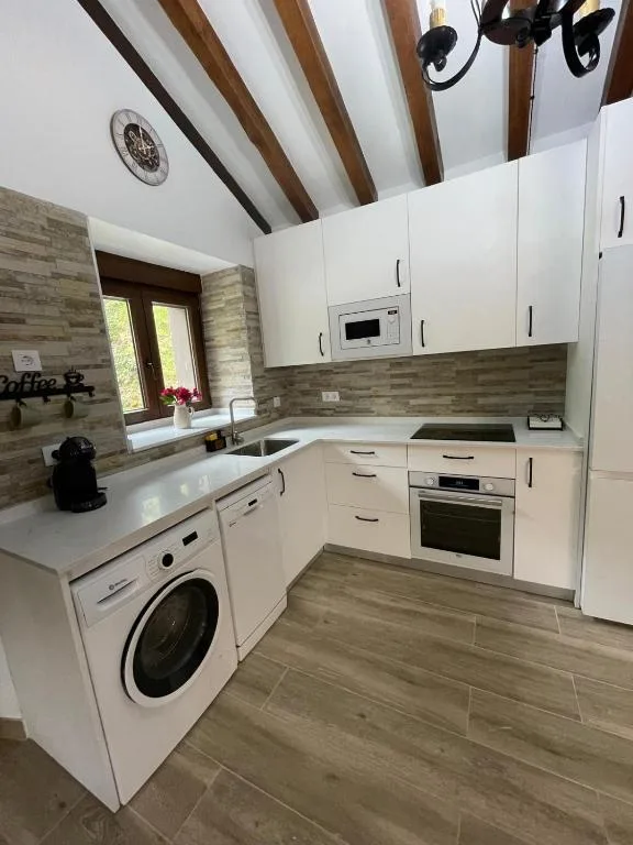 Una cocina o zona de cocina en Cabaña Los Tejos