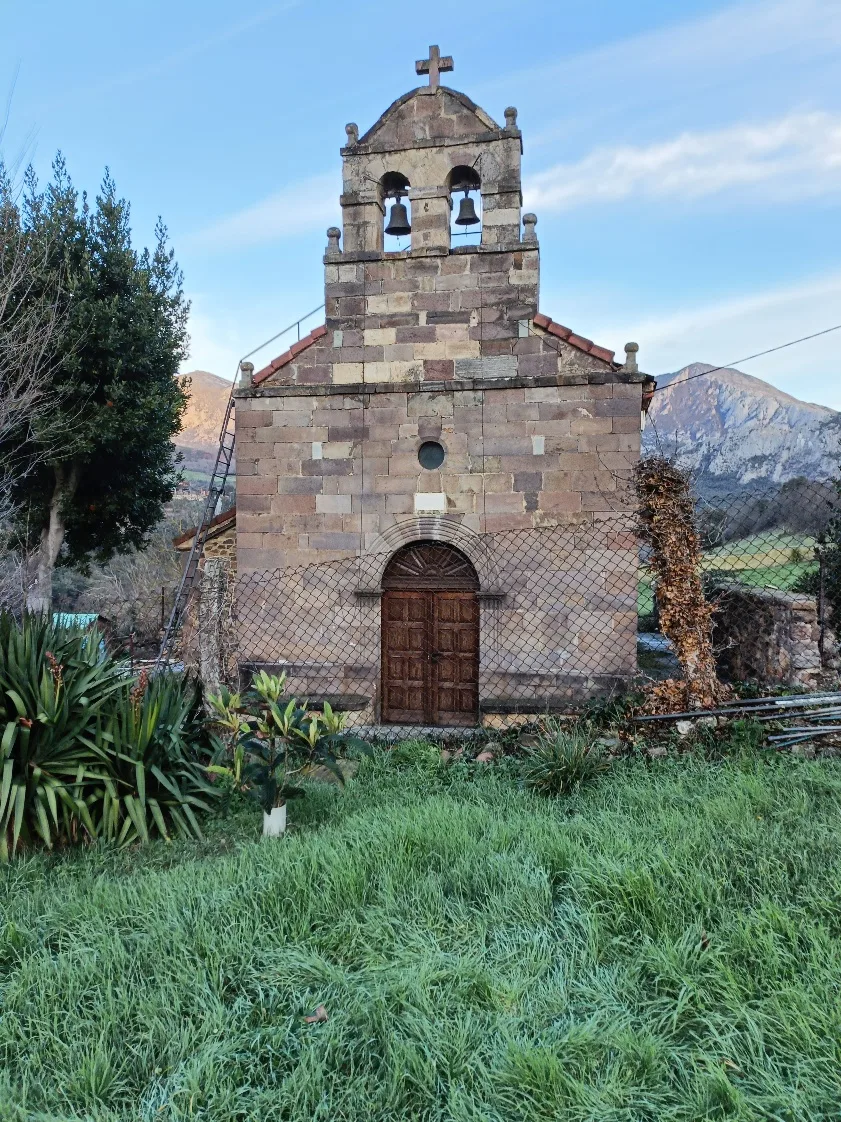 Fachada y espadaña de la iglesia de Trillayo