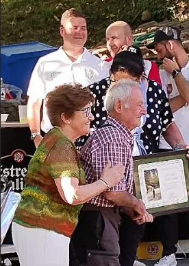 Homenaje a José Miguel González Portilla, que recibe el diploma acreditativo