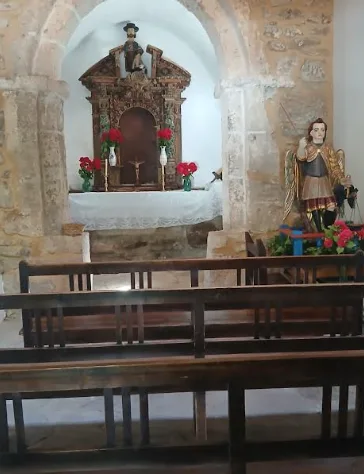 Interior de la ermita de San Miguel con la imagen del santo