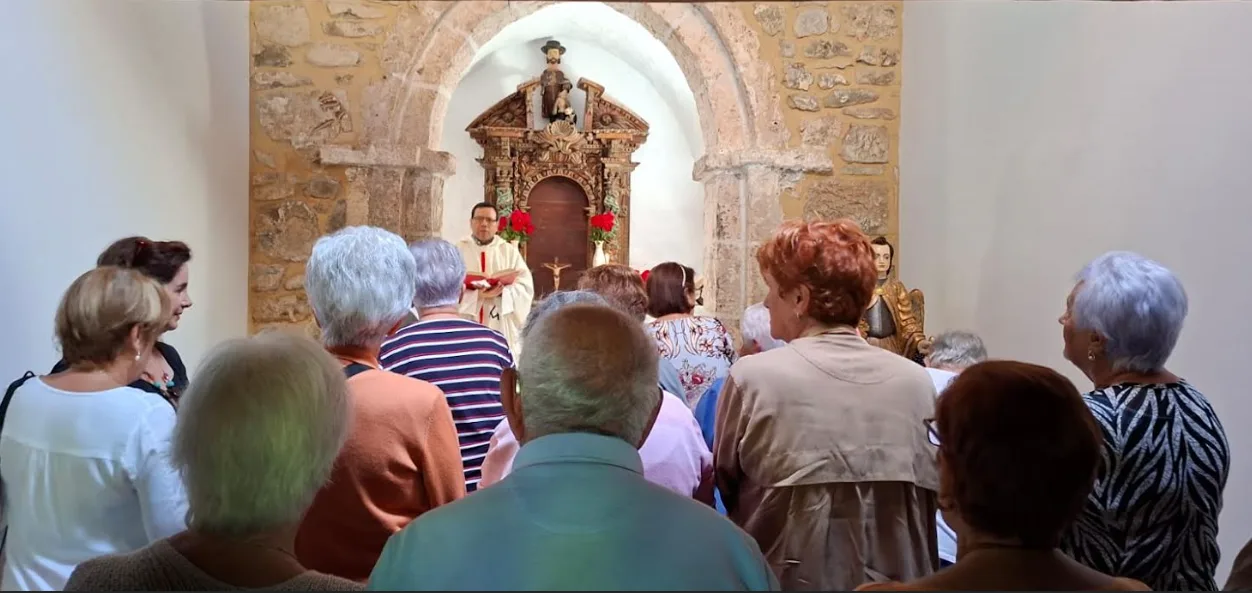 Misa en la ermita de San Miguel de Pumareña
