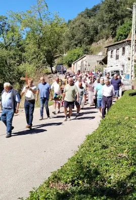 Vecinos en la procesión de San Miguel