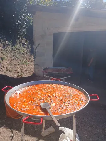 La paella preparada junto a la bolera de Pumareña